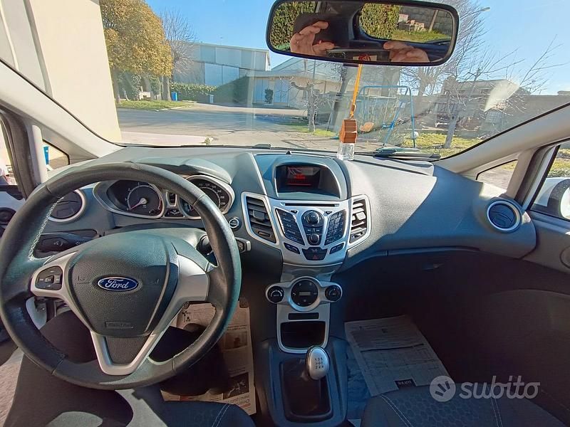 Usata Ford Fiesta Titanium 82 CV (60 kW) 2011 Bianco Utilitaria