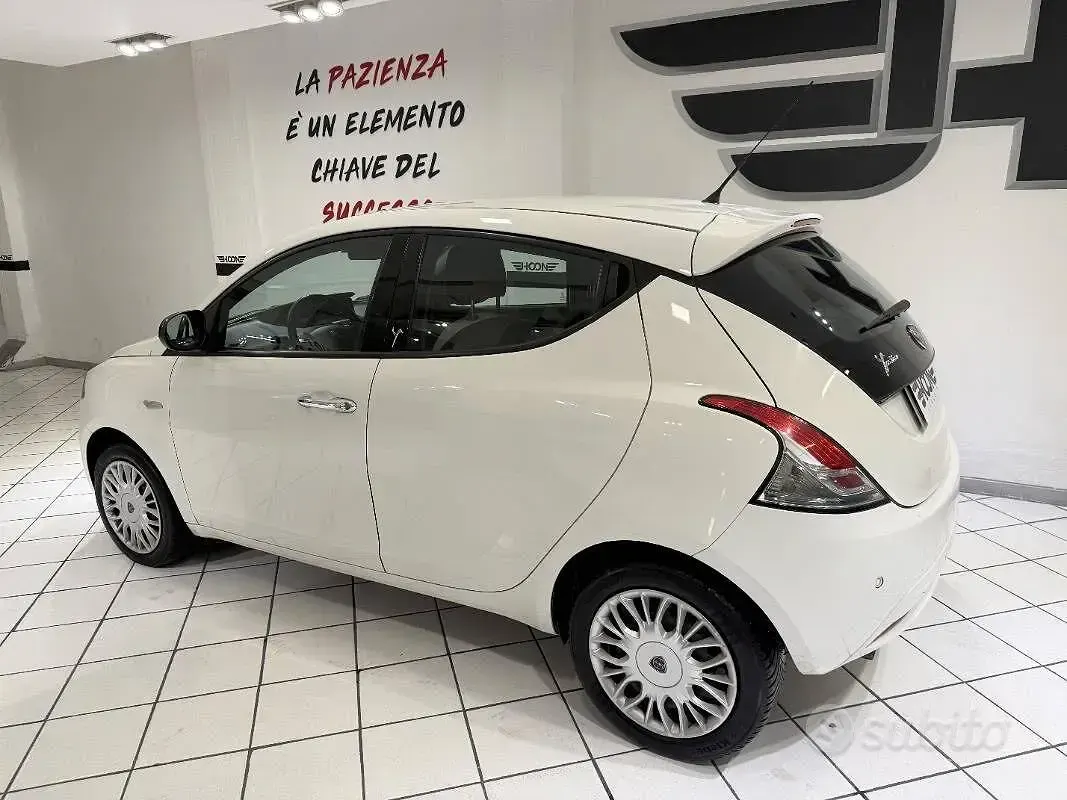 Usata Lancia Ypsilon Gold 69 CV (50 kW) 2017 Bianco Utilitaria