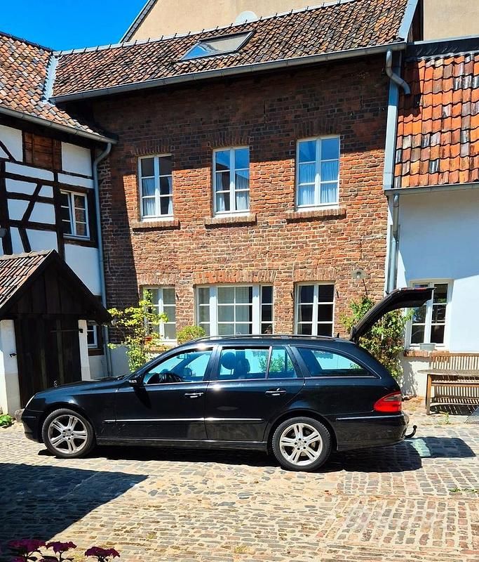 Nero Usata 2007 Mercedes E320 Tre volumi | 2750 € (Super prezzo) - Immagine 1/4