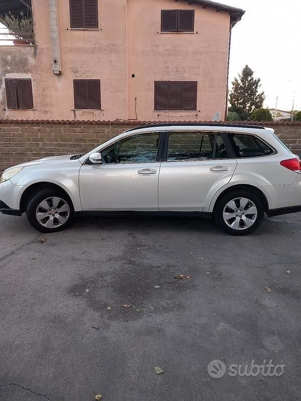 Bianco Usata 2011 Subaru Outback SUV | 700 € (Buon prezzo) - Immagine 1/4