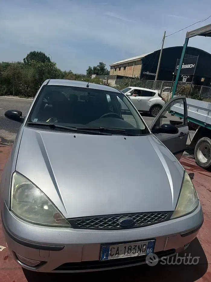 Usata Ford Focus 100 CV (73 kW) 2002 Grigio Utilitaria