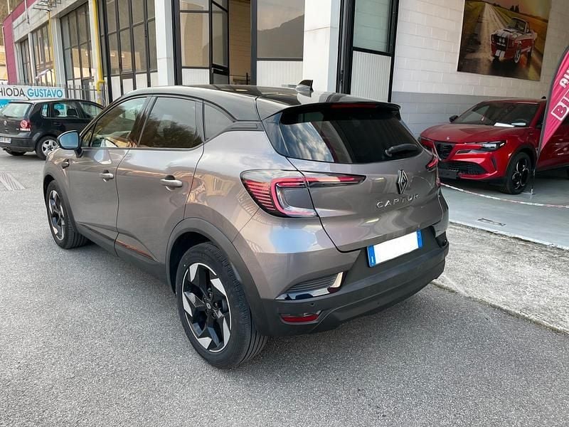 Usata Renault Captur Techno 158 CV (116 kW) 2024 Grigio SUV