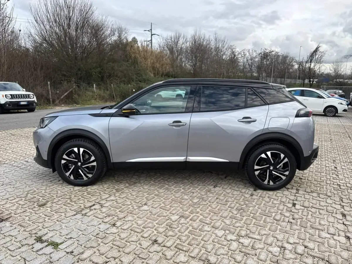 Begagnad Peugeot e-2008 GT 100 kW (136 HK) 2022 Grå SUV