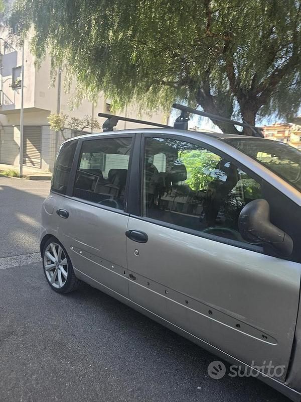 Begagnad Fiat Multipla 120 HK (88 kW) 2005 Grå Minibuss