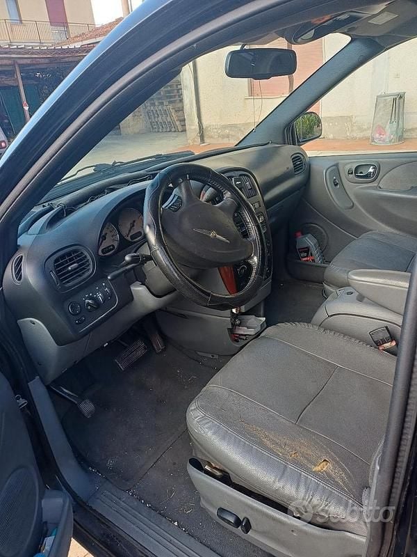 Usata Chrysler Grand Voyager 150 CV (110 kW) 2006 Nero Monovolume