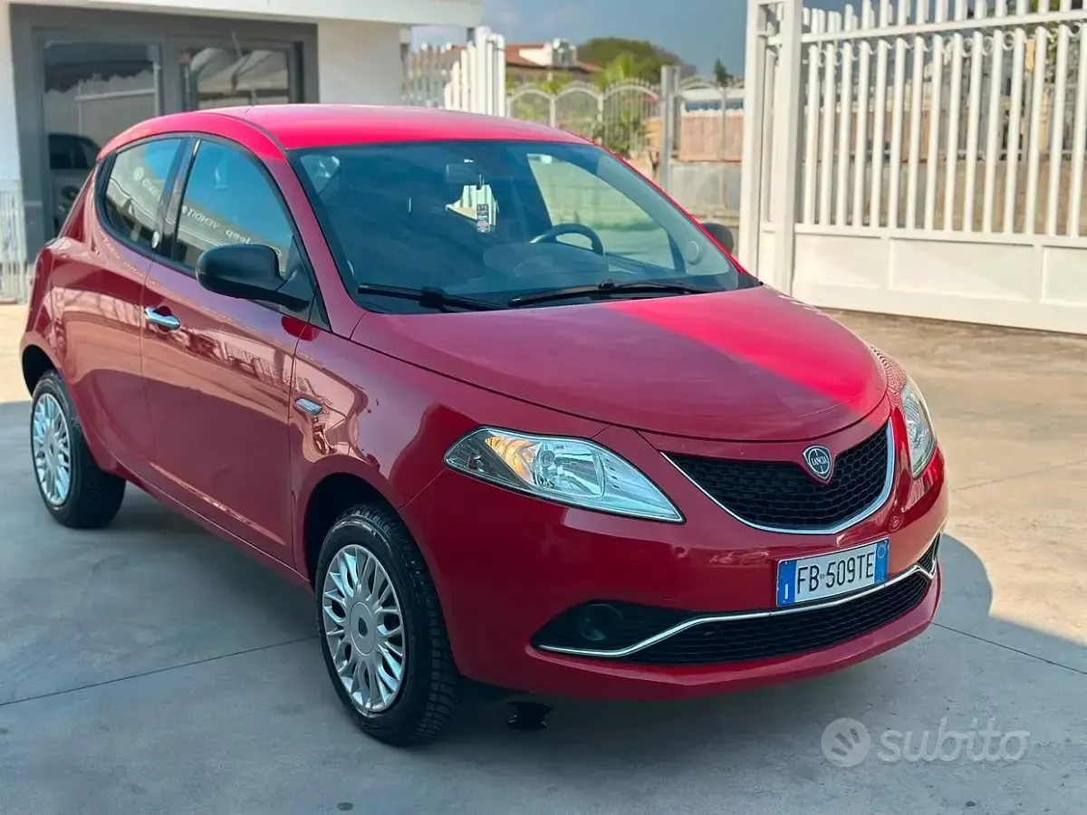 Usata Lancia Ypsilon 80 CV (58 kW) 2015 Rosso Utilitaria