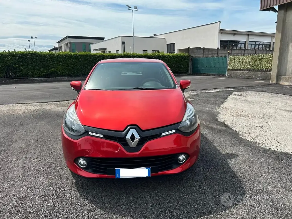 Usado Renault Clio IV 75 CV (55 kW) 2015 Rojo Berlina