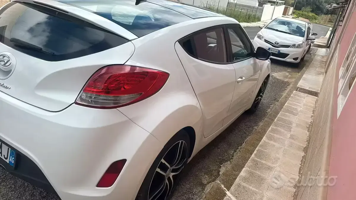 Usata Hyundai Veloster 140 CV (102 kW) 2013 Bianco Utilitaria
