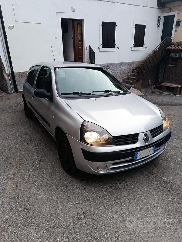 Grigio Usata 2006 Renault Clio II Tre volumi | 1900 € (Buon prezzo) - Immagine 1/4