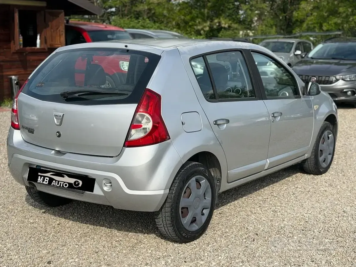 Usado Dacia Sandero 72 CV (52 kW) 2010 Gris Berlina