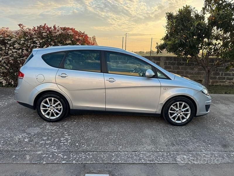 Usado Seat Altea Style 105 CV (77 kW) 2011 Gris Monovolumen