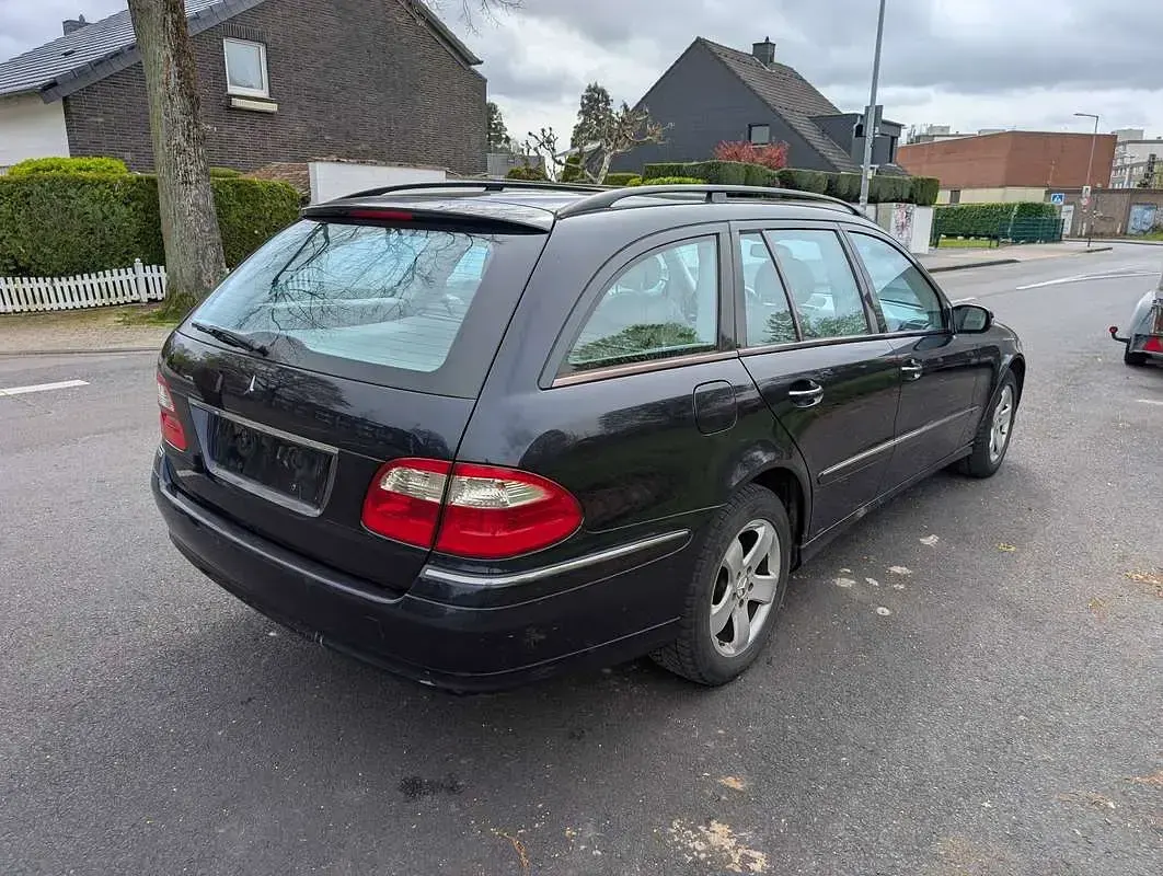 Usata Mercedes E320 Classic 204 CV (150 kW) 2005 Blu/azzurro Berlina