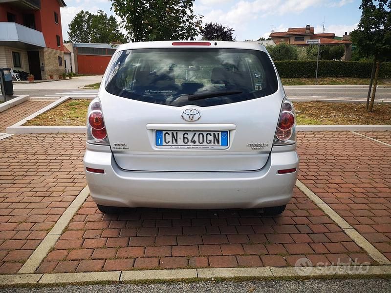 Usata Toyota Corolla Verso 2004 Grigio Monovolume