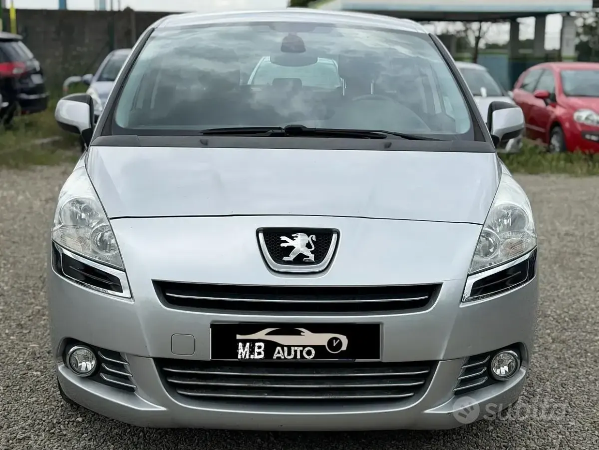 Usado Peugeot 5008 109 HP (80 kW) 2009 Cinzento Monovolume