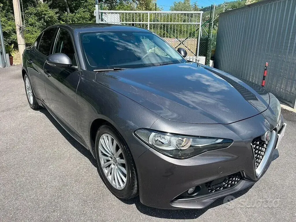 Usata Alfa Romeo Giulia Super 150 CV (110 kW) 2016 Grigio Berlina
