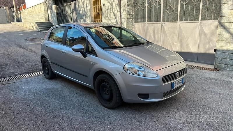 Usata Fiat Grande Punto Dynamic 90 CV (66 kW) 2009 Grigio Utilitaria