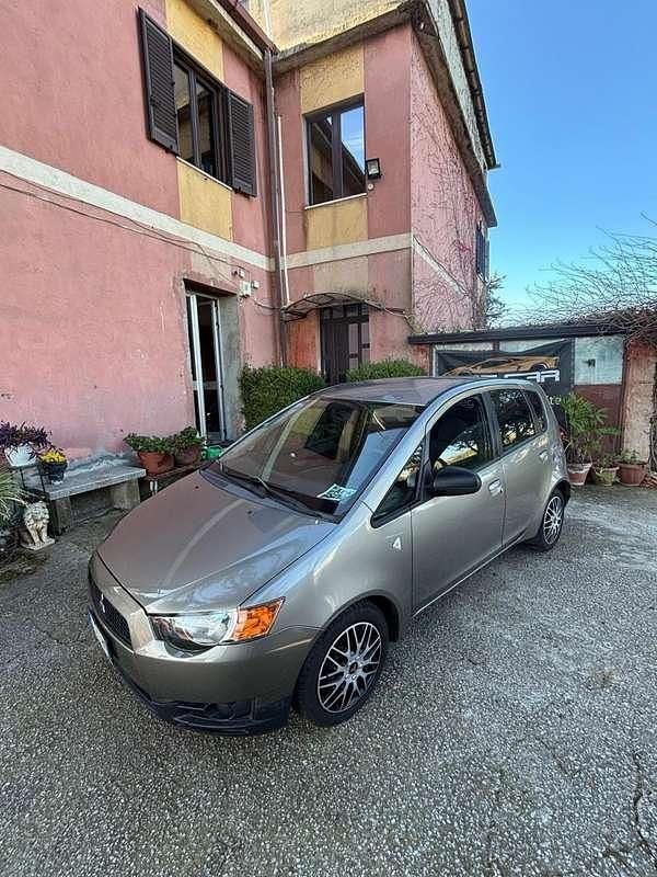 Grigio Usata 2011 Mitsubishi Colt Tre volumi | 3600 € (Buon prezzo) - Immagine 1/4