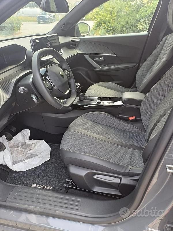 Usata Peugeot 2008 Allure 100 CV (73 kW) 2024 Grigio SUV