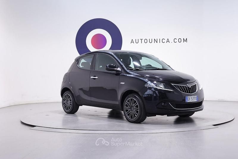 Begagnad Lancia Ypsilon Silver 69 HK (50 kW) 2022 Svart Halvkombi