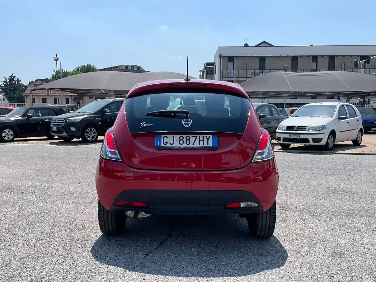 Usata Lancia Ypsilon Silver 69 CV (50 kW) 2022 Rosso Utilitaria