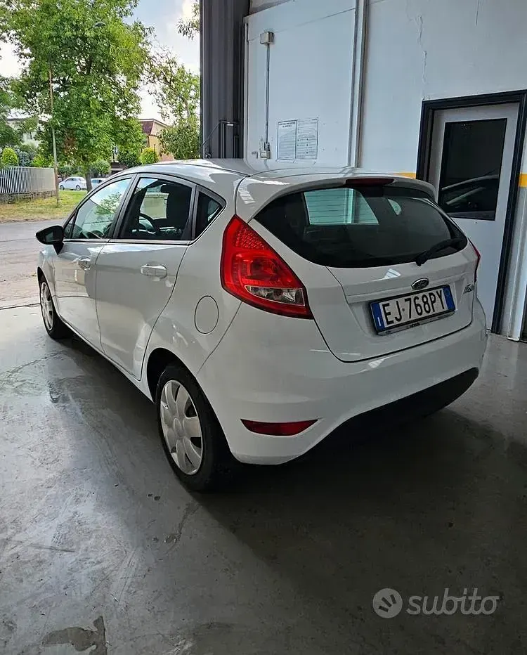 Usata Ford Fiesta 92 CV (67 kW) 2011 Bianco Berlina