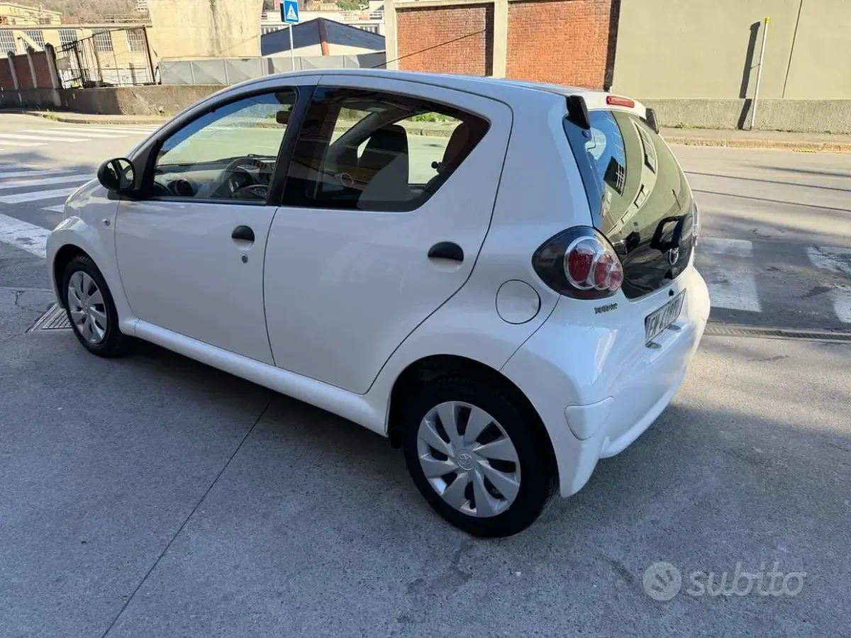 Usata Toyota Aygo 68 CV (50 kW) 2012 Bianco Utilitaria