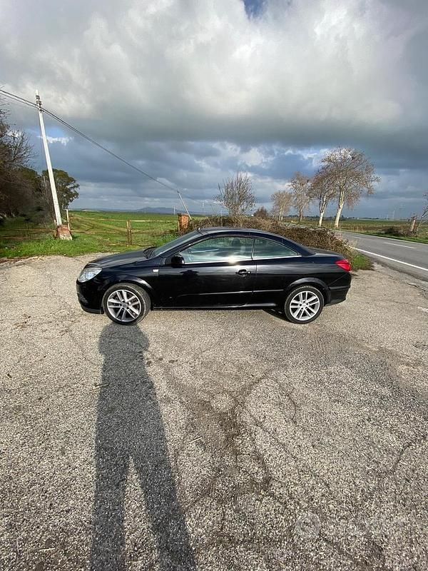 Usata Opel Astra Cabriolet Cosmo 150 CV (110 kW) 2007 Nero Cabrio