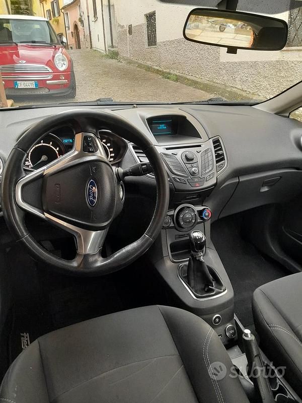 Usata Ford Fiesta 97 CV (71 kW) 2014 Bianco Utilitaria