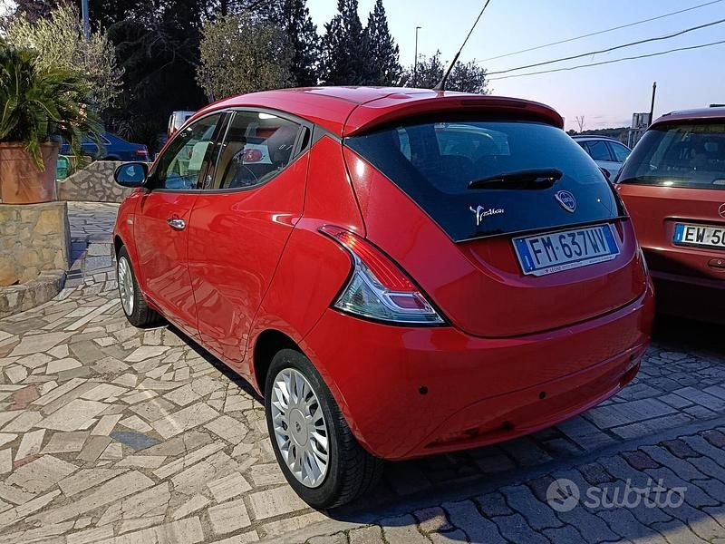 Usado Lancia Ypsilon Silver 69 HP (50 kW) 2018 Vermelho Citadino