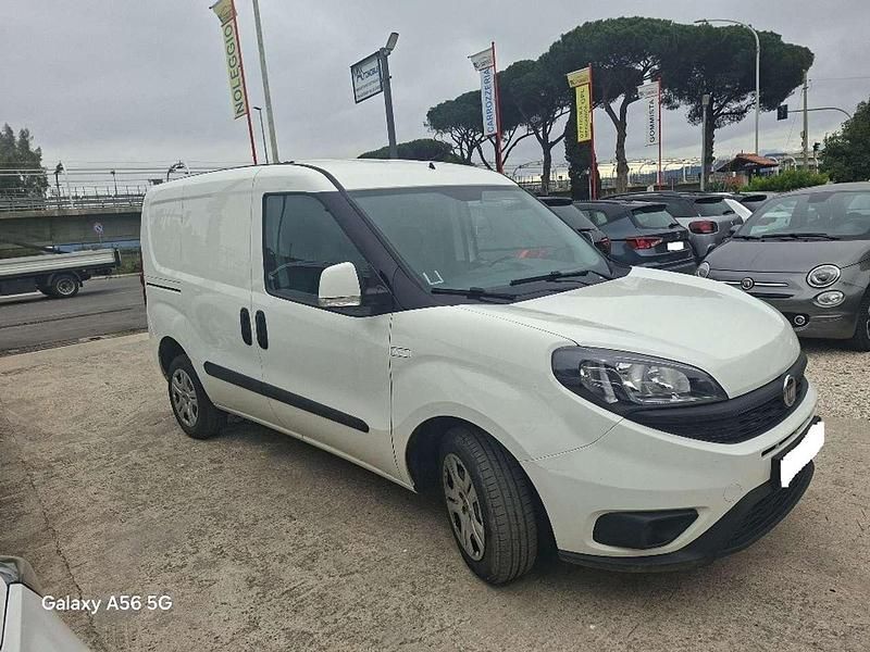 Usata Fiat Doblò 105 CV (77 kW) 2022 Bianco Monovolume