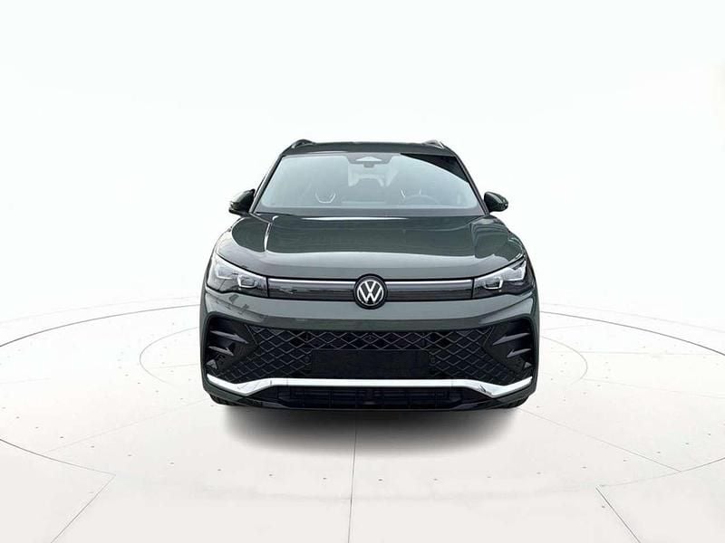 Nuova VW Tiguan R-line Plus 150 CV (110 kW) 2026 Verde metallizzato SUV