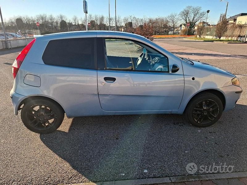 Usata Fiat Punto 80 CV (58 kW) 2004 Blu Utilitaria
