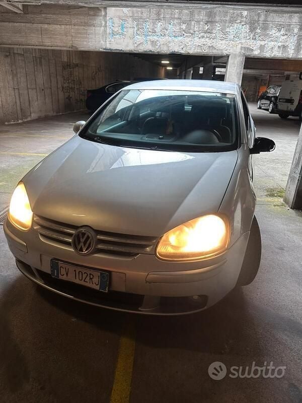 Grigio Usata 2005 VW Golf V Due volumi | 2500 € (Buon prezzo) - Immagine 1/4