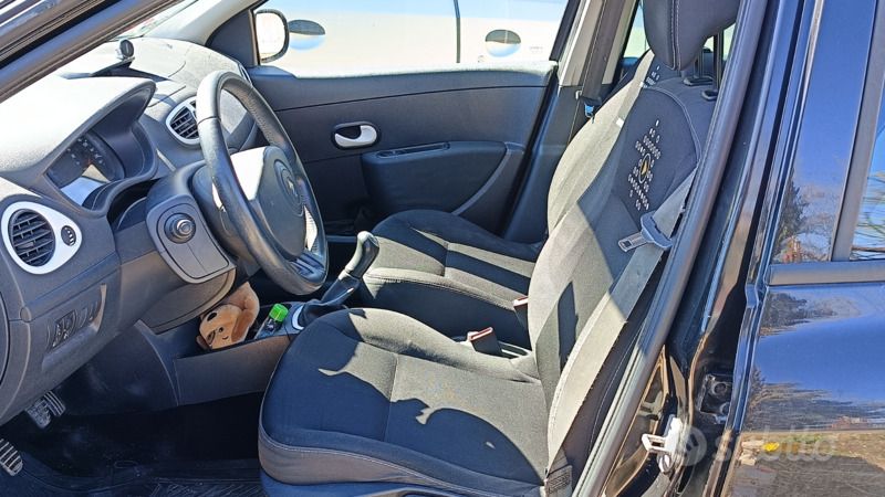 Usata Renault Clio II 75 CV (55 kW) 2011 Nero Utilitaria
