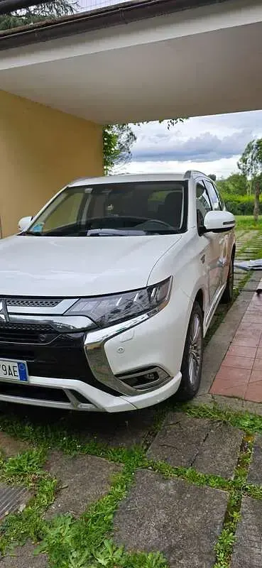 Usata Mitsubishi Outlander P-HEV Instyle 135 CV (99 kW) 2019 Bianco SUV