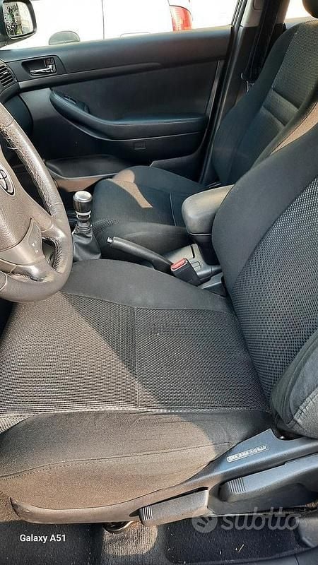 Usata Toyota Avensis 150 CV (110 kW) 2005 Grigio Station wagon
