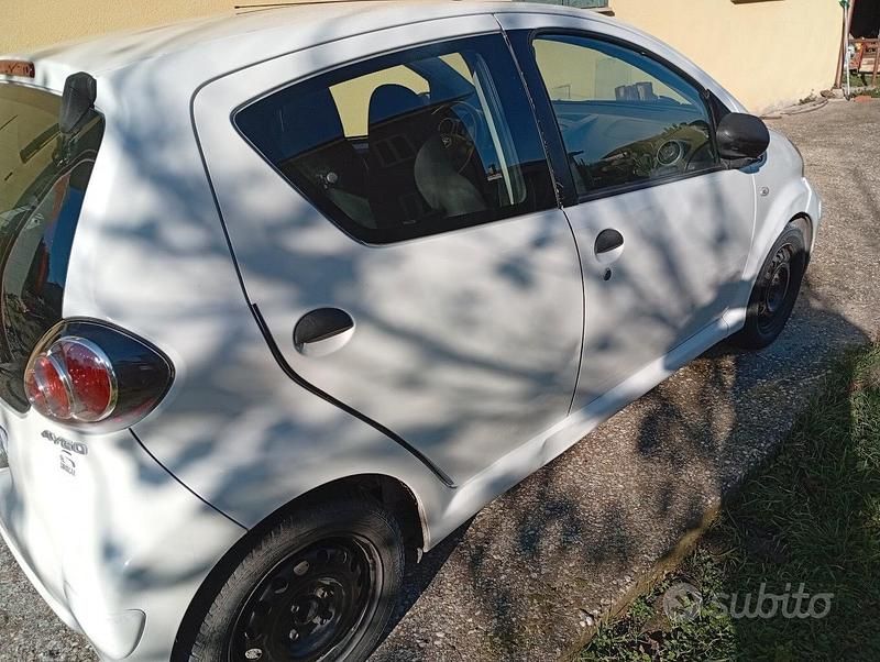 Usata Toyota Aygo 69 CV (50 kW) 2011 Bianco Utilitaria