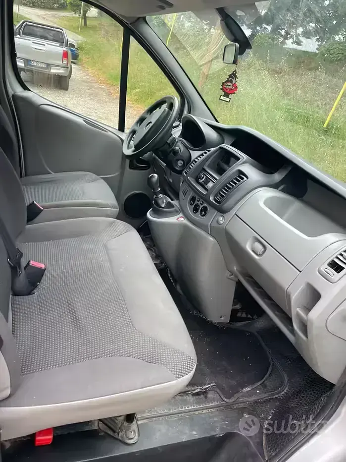 Usata Opel Vivaro 2011 Grigio Monovolume