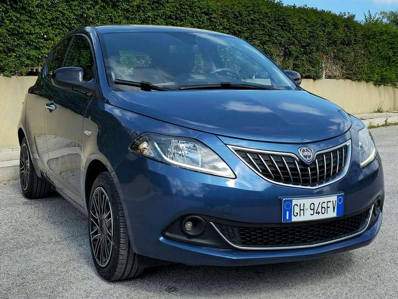 Usata Lancia Ypsilon Gold 69 CV (50 kW) 2022 Blu/azzurro Utilitaria