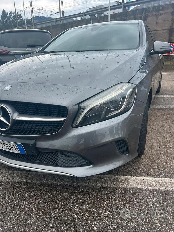Usata Mercedes A180 109 CV (80 kW) 2017 Grigio Berlina