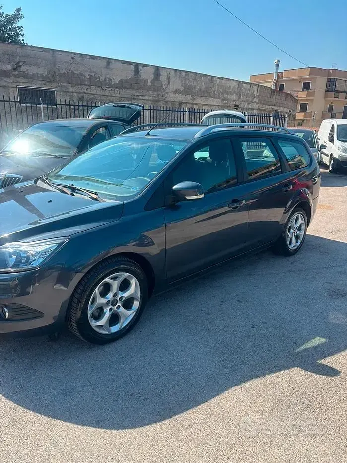 Usata Ford Focus 90 CV (66 kW) 2010 Grigio Station wagon