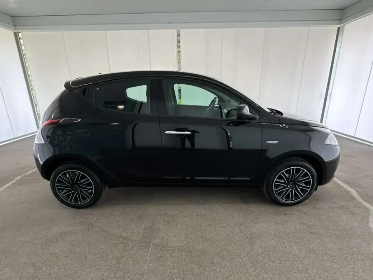 Usata Lancia Ypsilon Gold 69 CV (50 kW) 2023 Nero Utilitaria