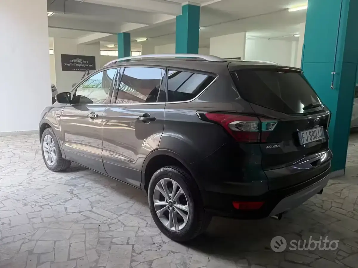 Usata Ford Kuga 150 CV (110 kW) 2017 Grigio SUV