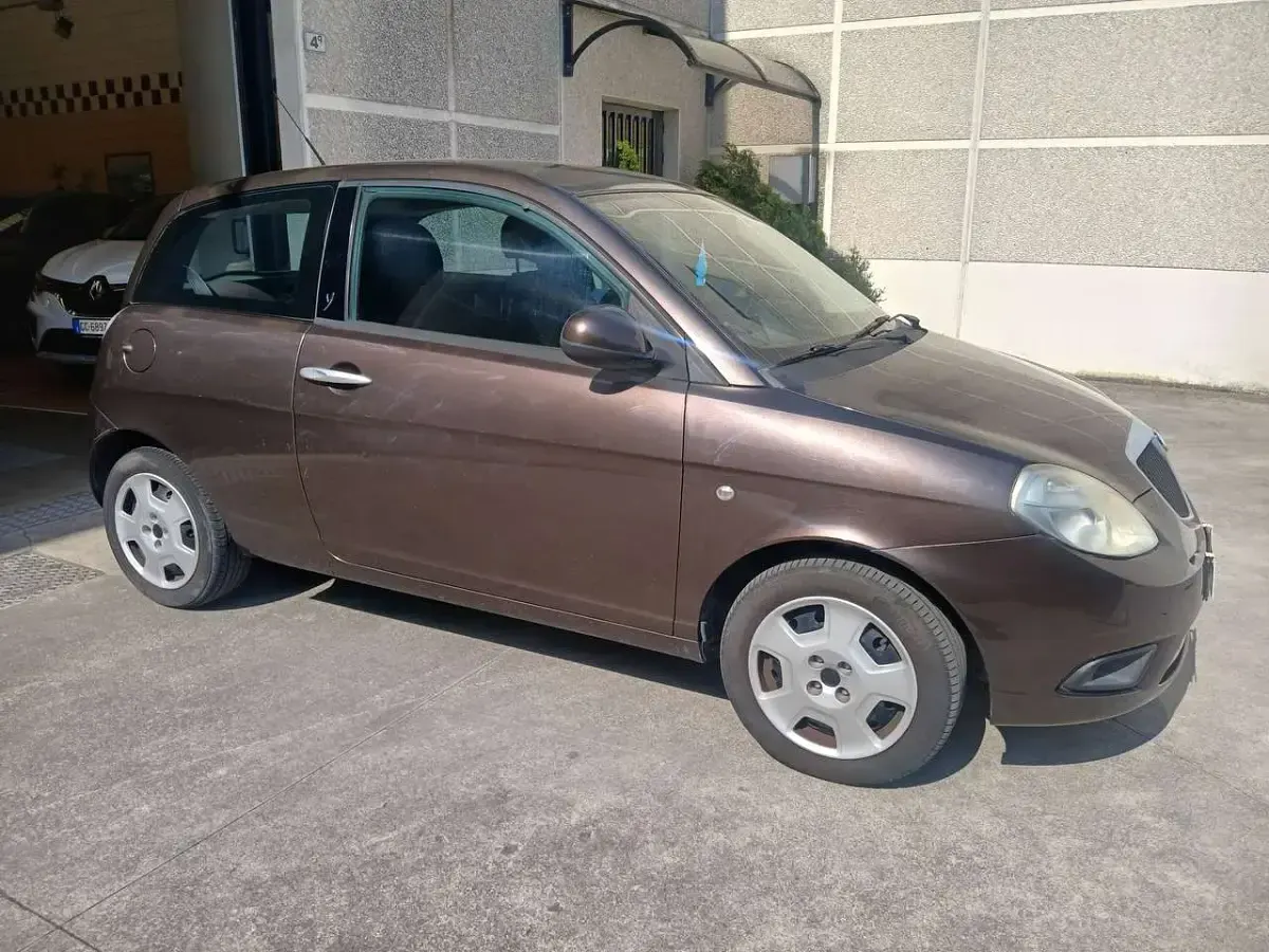 Usata Lancia Ypsilon 60 CV (44 kW) 2010 Verde Utilitaria