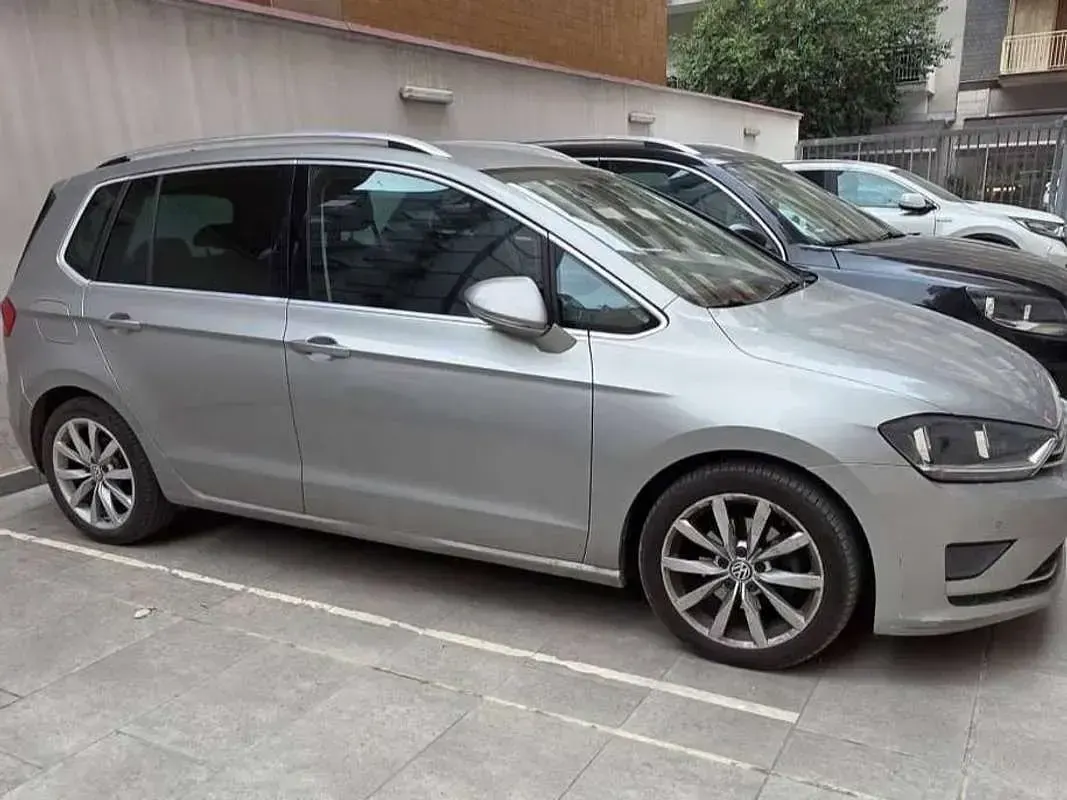 Usata VW Golf Sportsvan Highline 110 CV (80 kW) 2016 Argento Monovolume