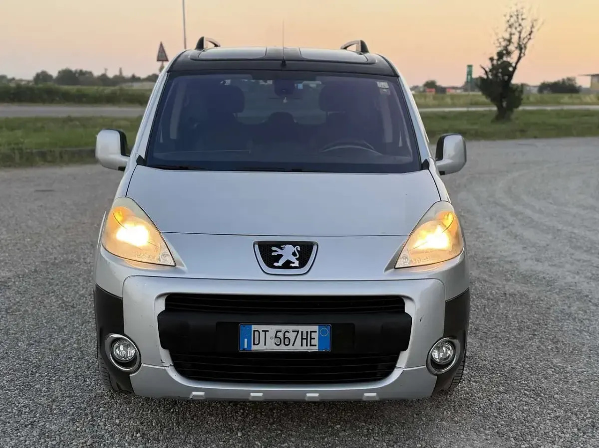 Usata Peugeot TePee Outdoor 109 CV (80 kW) 2008 Grigio Berlina