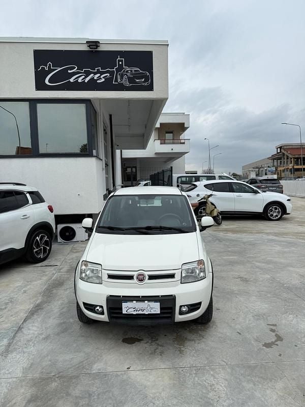 Usata Fiat Panda 4x4 Climbing 74 CV (54 kW) 2011 Bianco Utilitaria