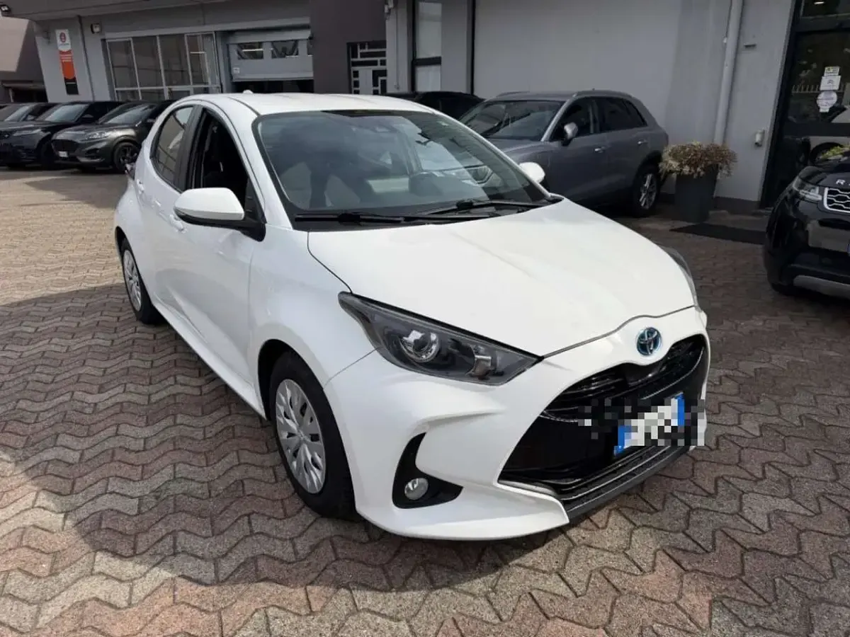 Usata Toyota Yaris Hybrid Active 92 CV (67 kW) 2022 Bianco Berlina