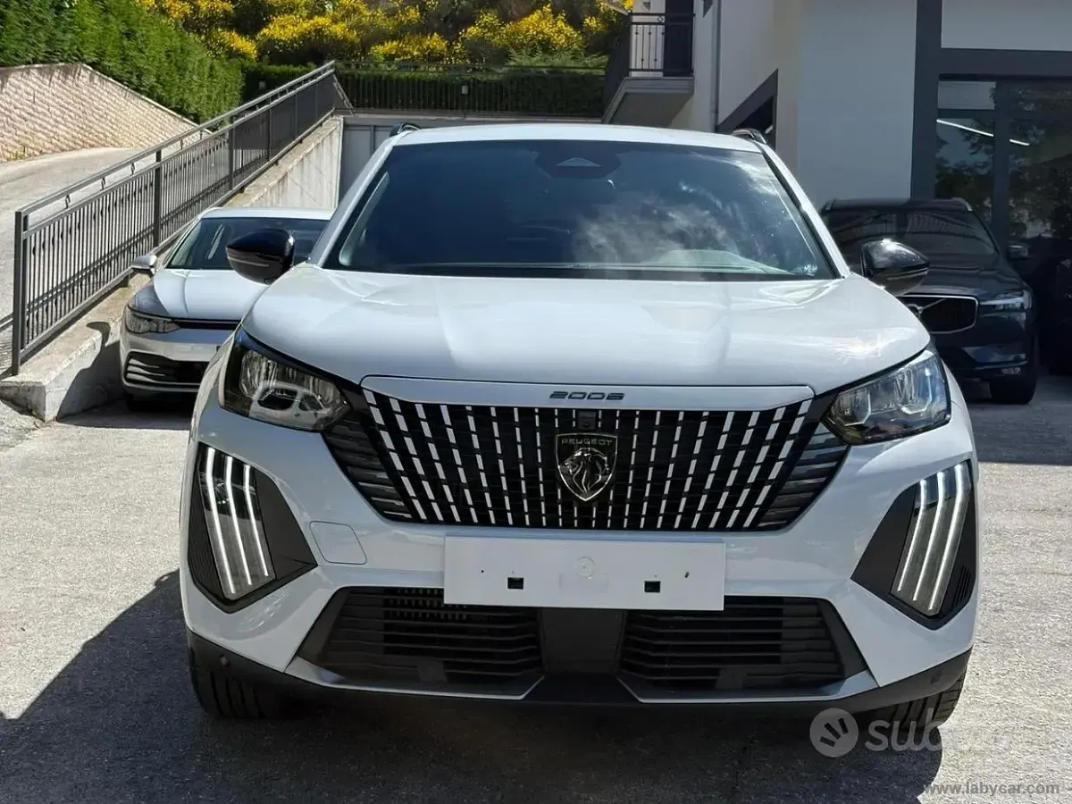 Usata Peugeot 2008 Allure 102 CV (75 kW) 2025 Bianco SUV