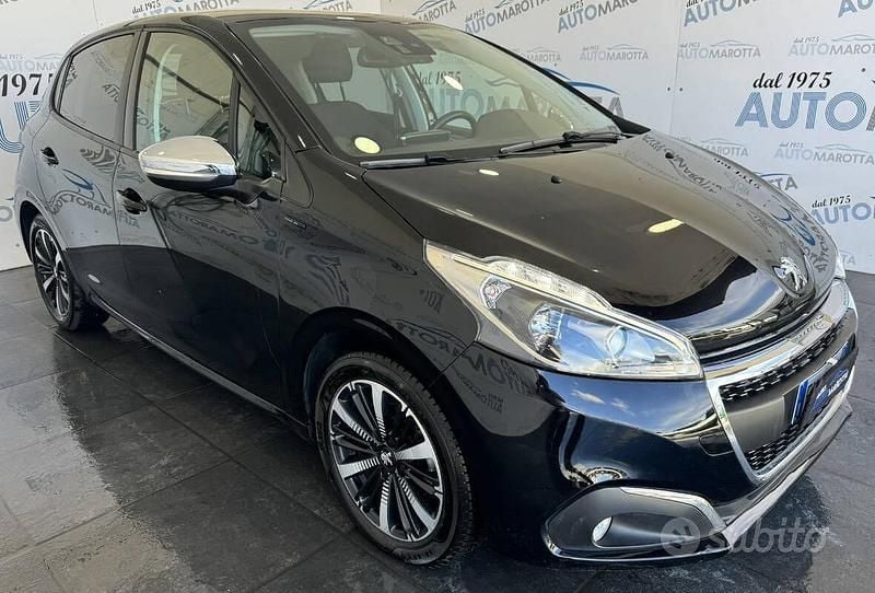 Usata Peugeot 208 Signature Sky 100 CV (73 kW) 2019 Nero Utilitaria